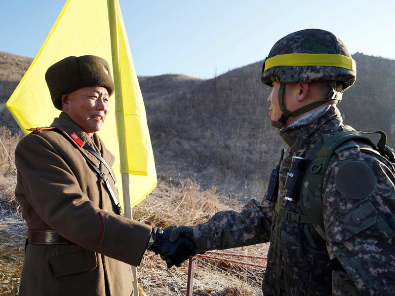 /17648mundo121218_soldados-coreia-dando-maos.jpg