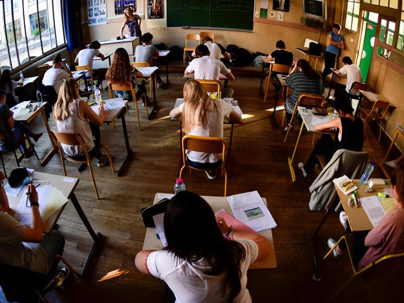 /17795mundo1001_alunos-frança-estudando.jpg