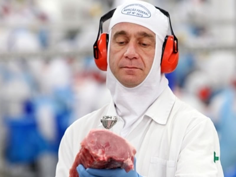 /17828agro1601_homem-frigorifico-segurando-carne.jpg